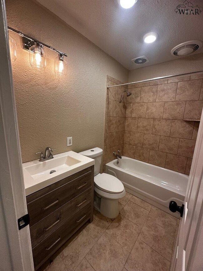 Building Photo - 1605 Avalon Pl