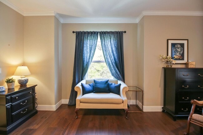 Building Photo - 4 Bed / 3.5 Bath | Crocker Village Brownst...