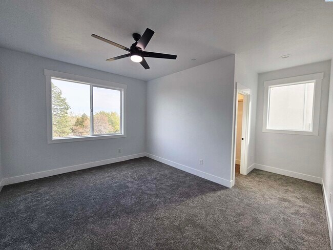 Building Photo - Primary Suite on Main w/Second Suite in Ba...