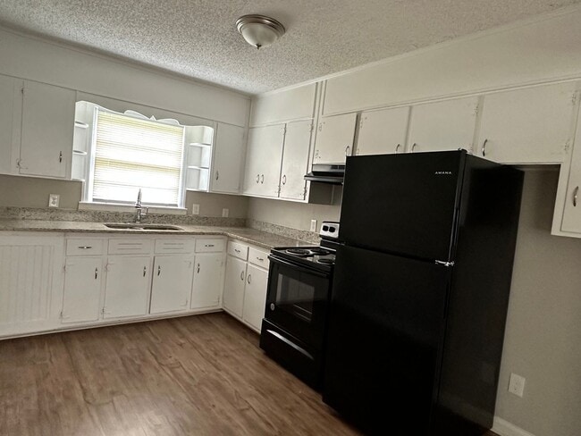 Building Photo - Center Point