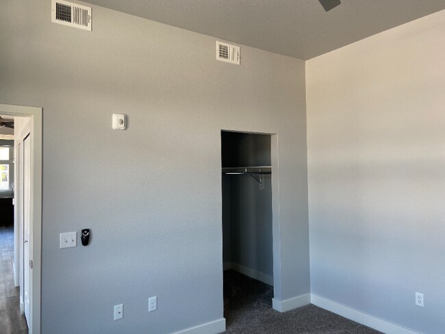 Building Photo - 909 Blondel St