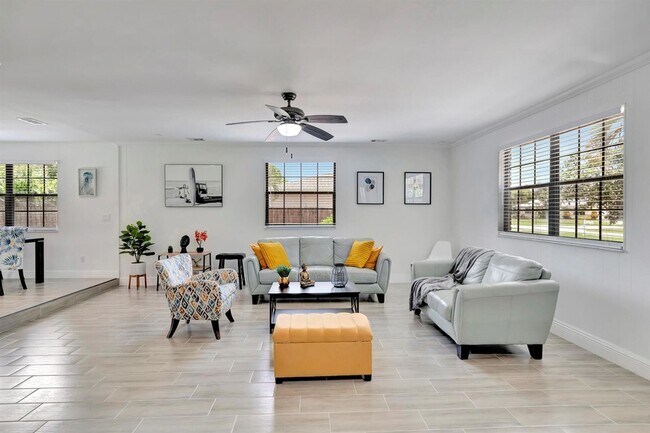 Building Photo - 691 NW Sharpe St