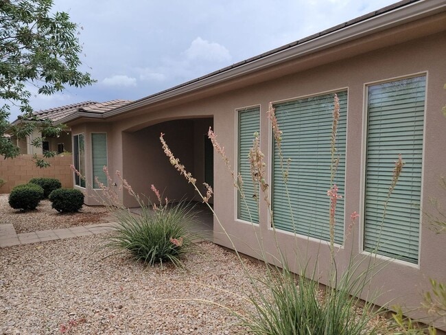 Building Photo - Single-Level Home with 2 Bedrooms & Den in...