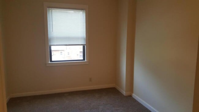 Building Photo - 273 Oak Dr