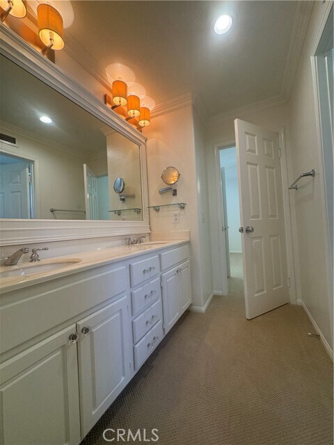 Building Photo - 27935 Hedgeline Dr