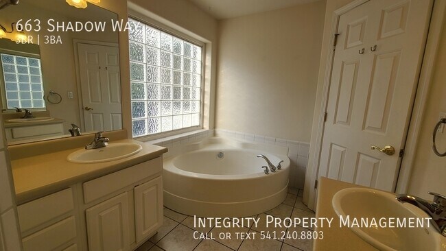 Building Photo - 663 Shadow Way