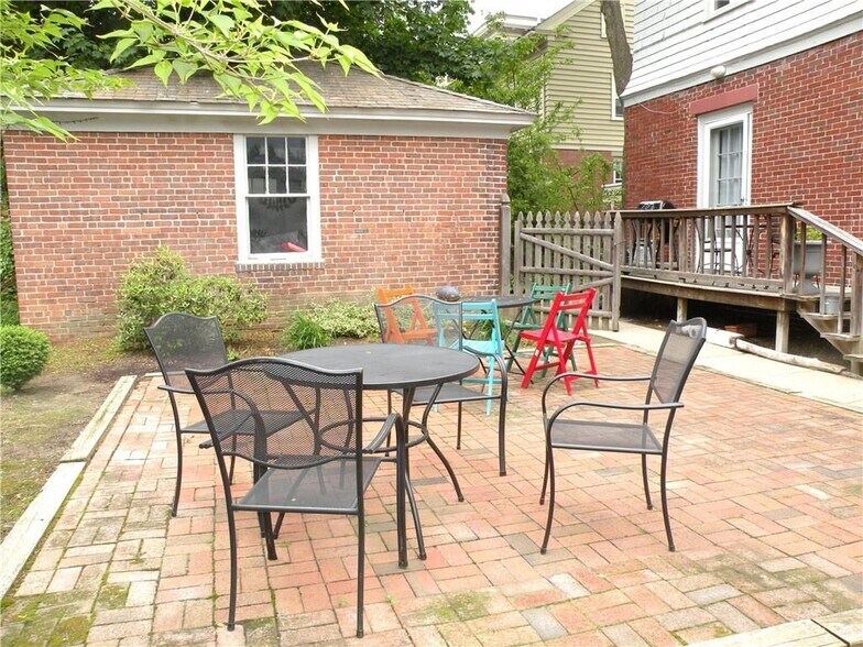 Building Photo - 389 Lloyd Ave