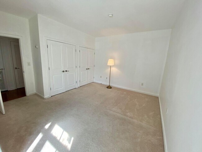 Building Photo - Charming 2Bedroom/2Bath Condo in Heart of ...