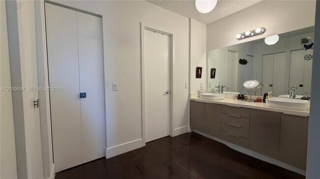 Building Photo - 3701 N Country Club Dr