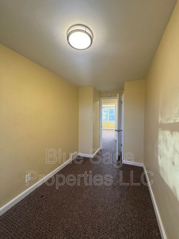 Building Photo - 1500 Llanwellyn Ave