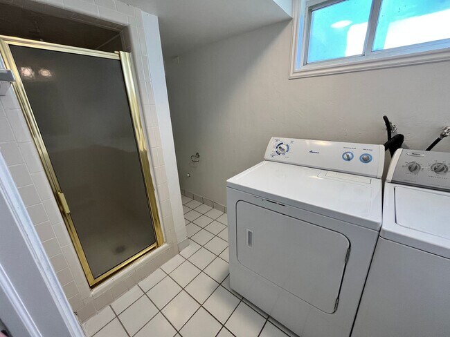 Building Photo - Charming 4 Bedroom 2 Bath Home in Sugarhouse!