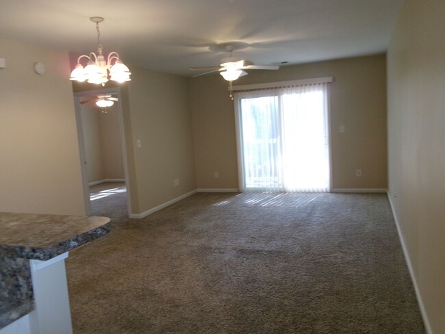 Building Photo - Second floor 2 bedroom, 2 bath condo with ...