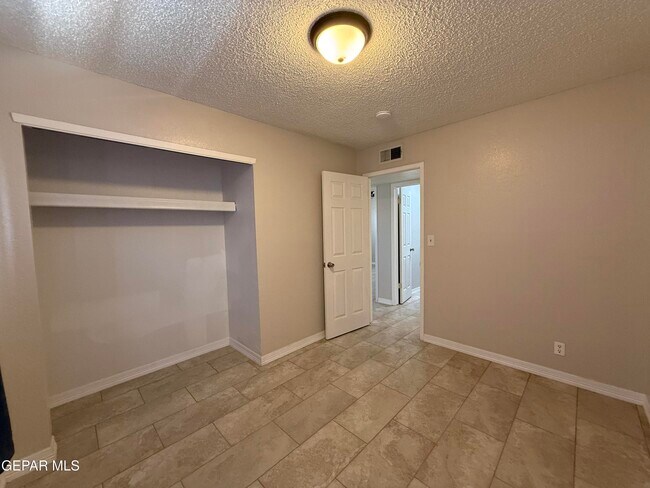 Building Photo - 955 Versailles Dr
