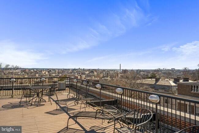Building Photo - 1661 Crescent Pl NW