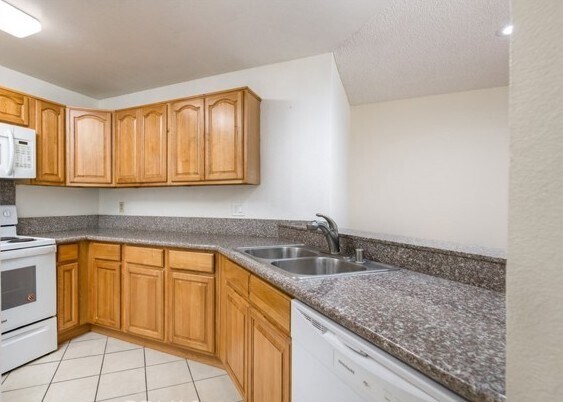 Building Photo - 7525 Charmant Dr