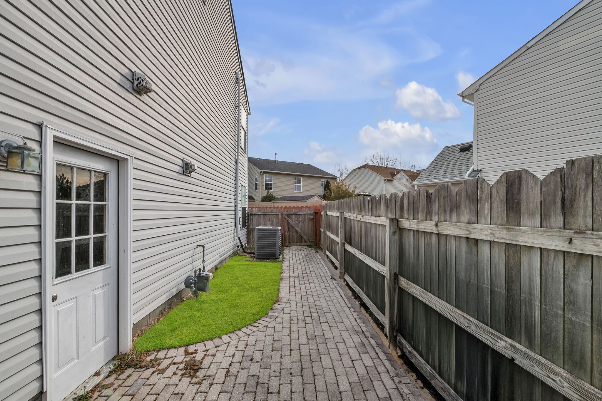 Building Photo - 3136 Sacramento Dr