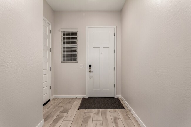 Building Photo - 941 Treasure Trl