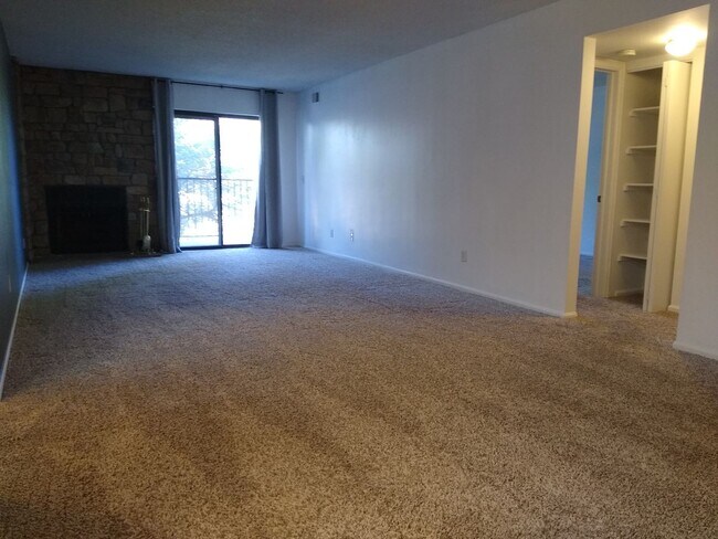 Building Photo - Awesome 2 Bedroom 2 Bath Condo w/ Garage P...