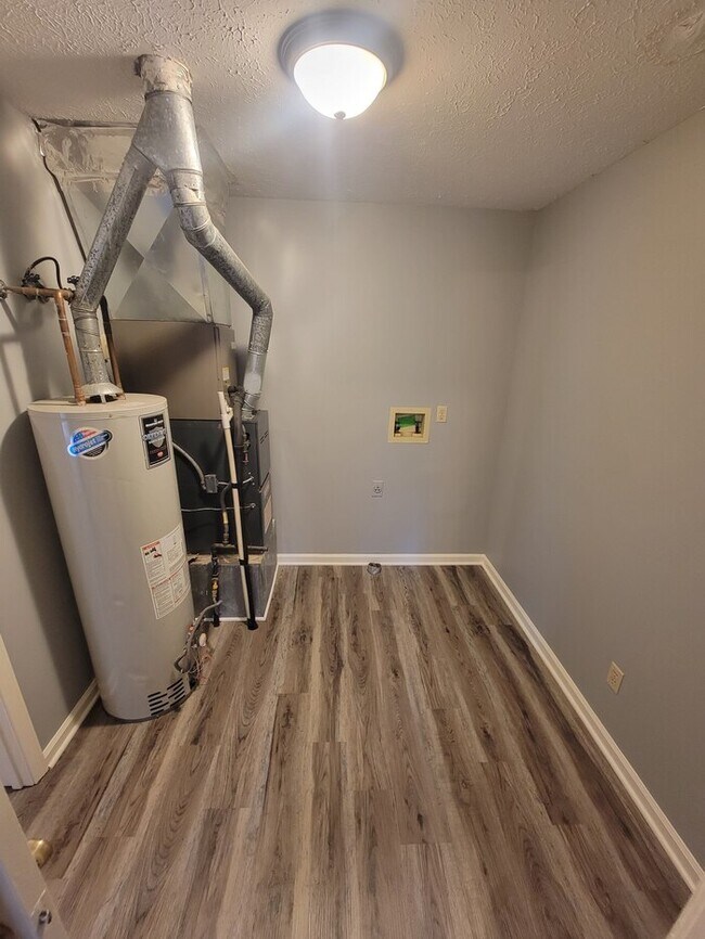 Building Photo - 4 Bed, 2 Bath duplex off of Westport Road
