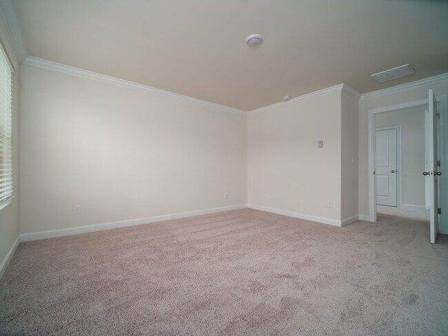 Building Photo - "Charming 3-Bedroom Retreat with 2.5 Baths in the Heart of Belmont!"