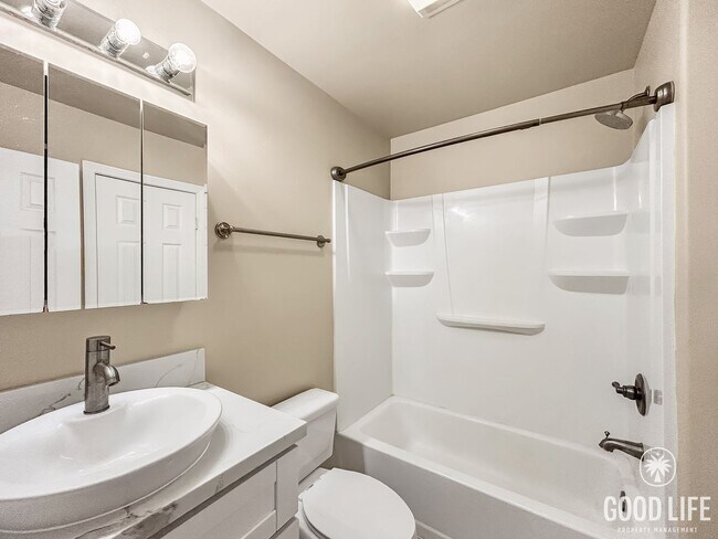 Building Photo - Beautiful 2B/2BA Townhouse w/ Washer/Dryer...
