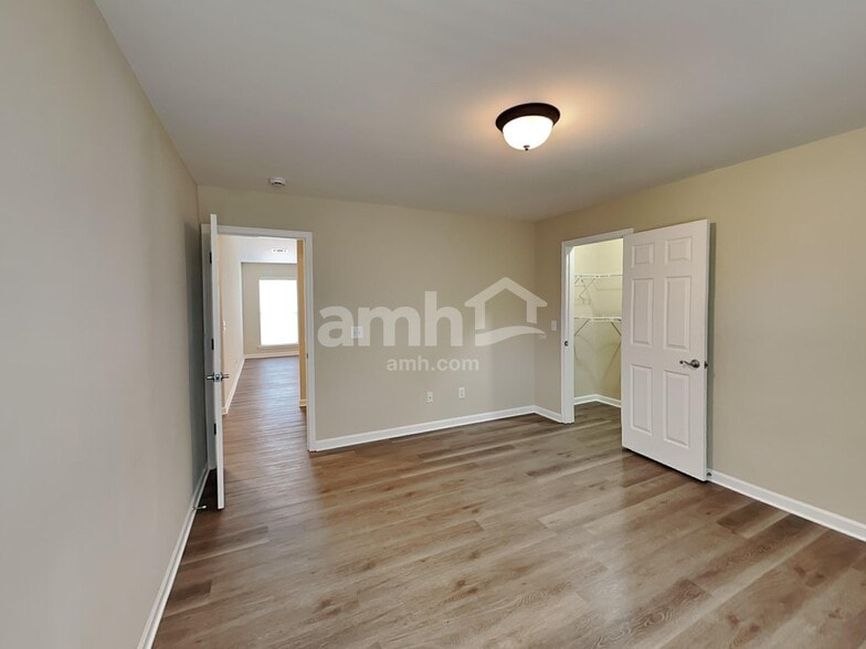 Building Photo - 319 Forest Bend Dr