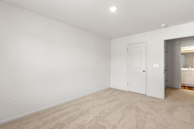 Building Photo - Welcome to your new home in the heart of L...