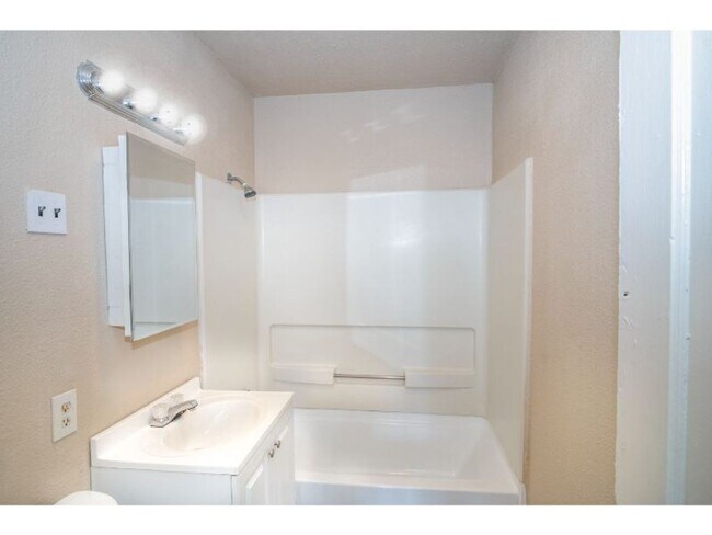 Building Photo - Cozy Renovated 2 BR Near Downtown