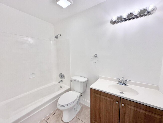 Building Photo - 906 Foresteria Dr