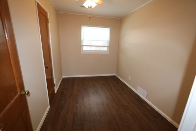 Building Photo - 3 Bedroom 1 Bath