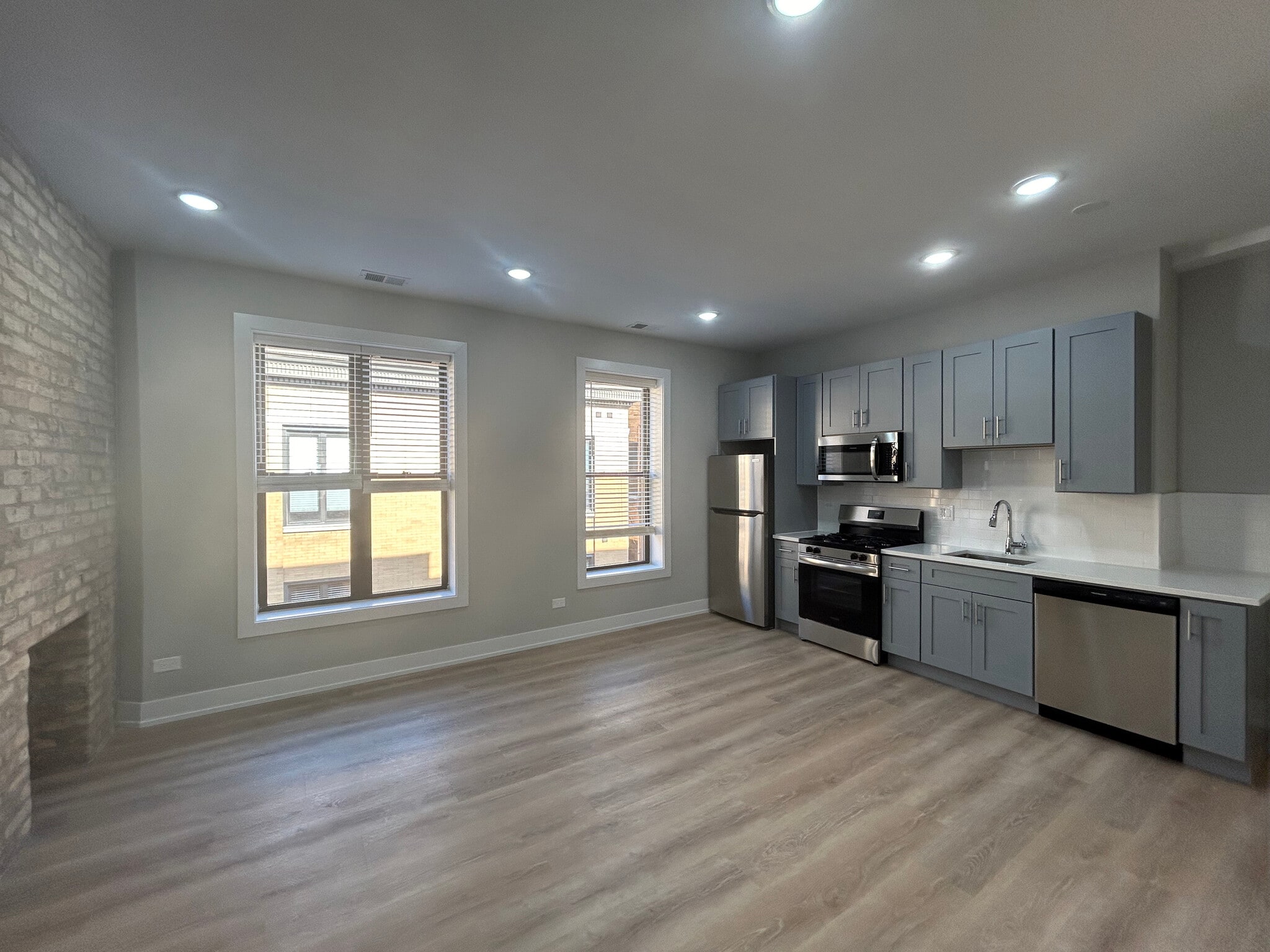 Building Photo - 423 W Belden Ave