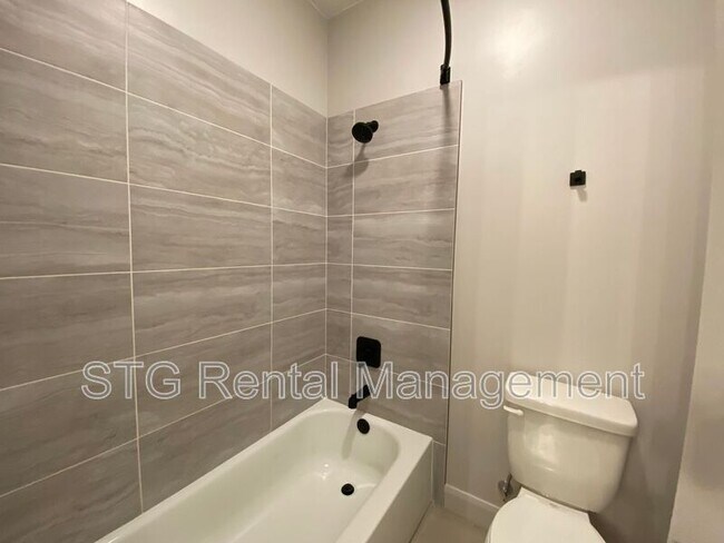 Building Photo - 840 Twin Lakes Dr
