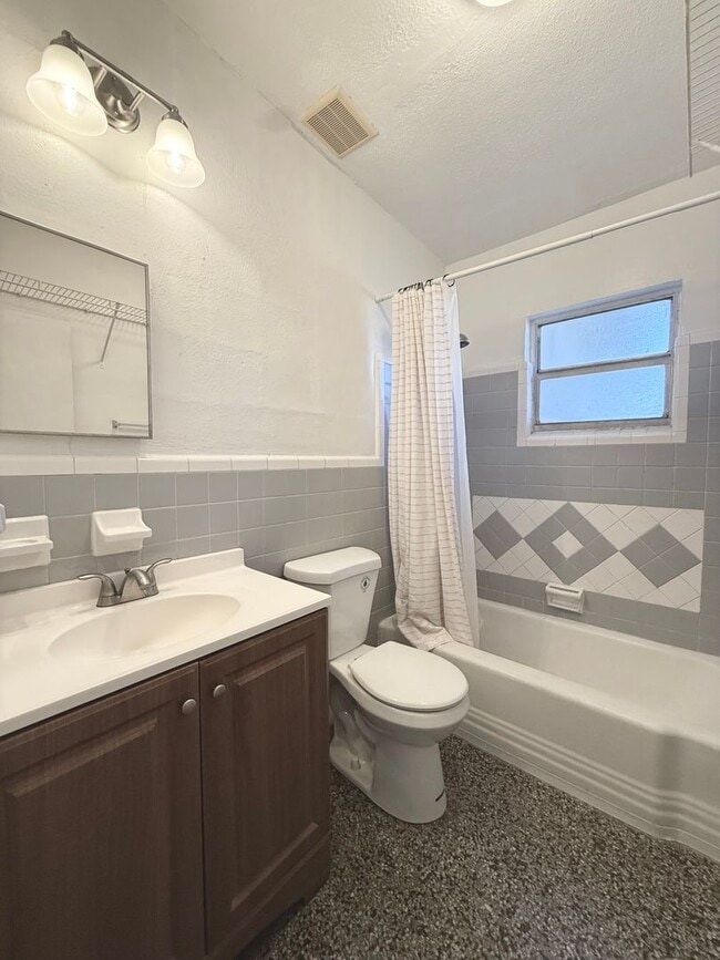 Building Photo - 2207 Vine St