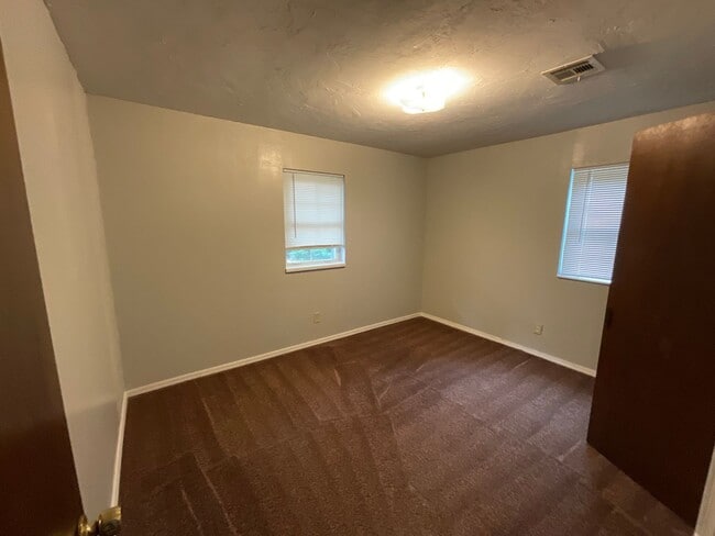 Building Photo - 3 Bed, 1 1/2 Bath, 1 Car Garage