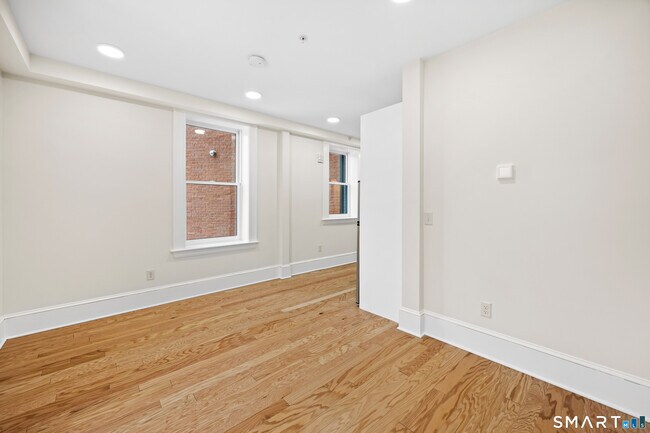 Building Photo - 1355 Main St