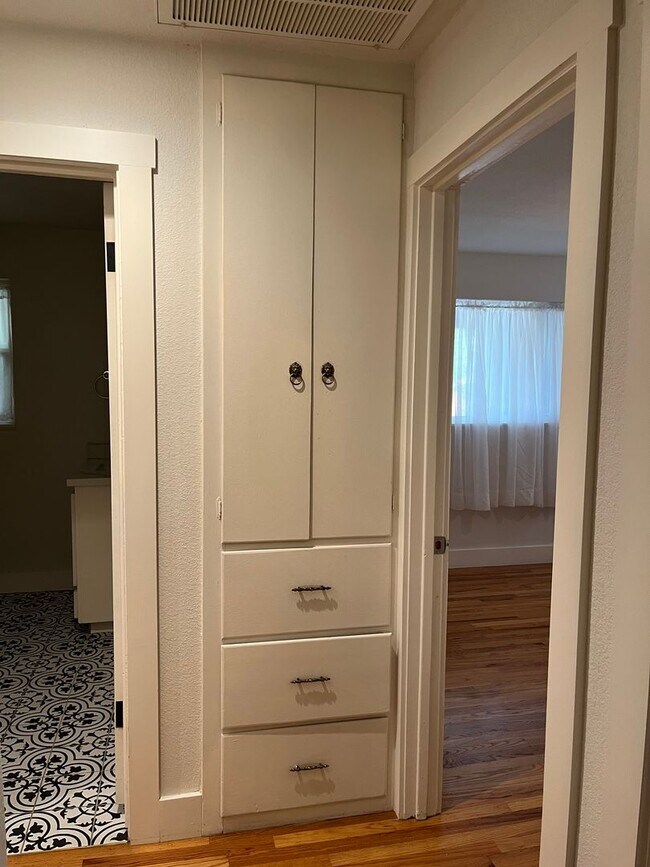 Building Photo - Charming Winters Home