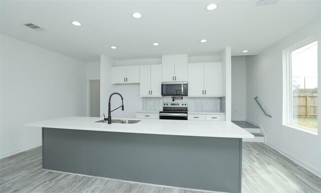 Building Photo - 9315 Ashville Dr