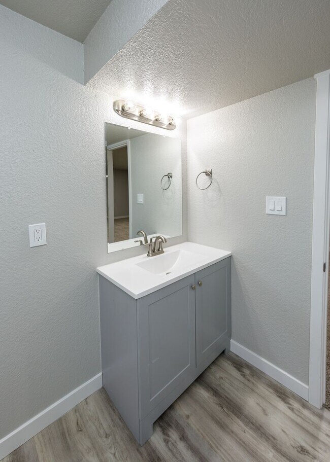 Building Photo - Newly Remodeled 5 Bed Home with Huge Yard