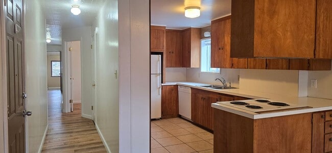 Building Photo - 2 Bedroom up stairs apartment