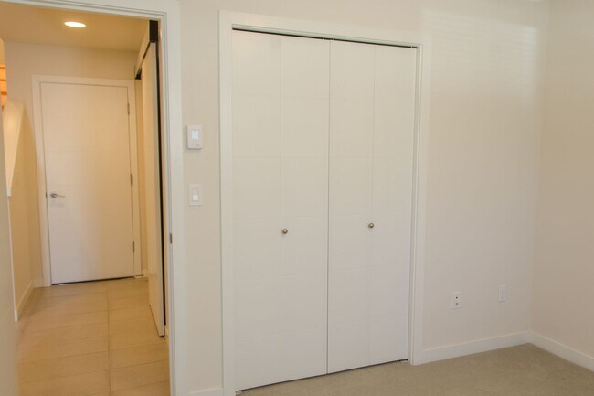 Building Photo - 3Bd/2.5Ba Seattle Townhouse