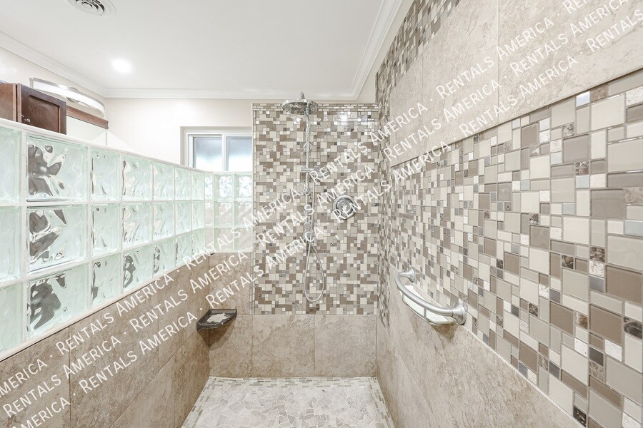 Building Photo - 1424 N Gene Ave