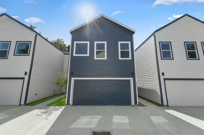 Building Photo - 855 S Victory Dr
