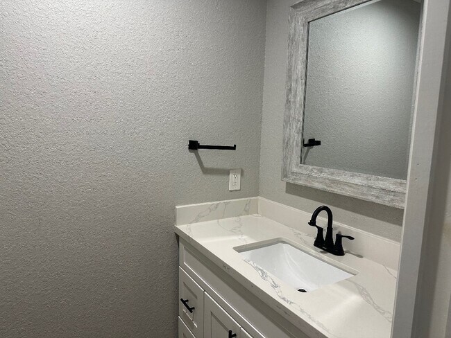 Building Photo - 625 Elm St