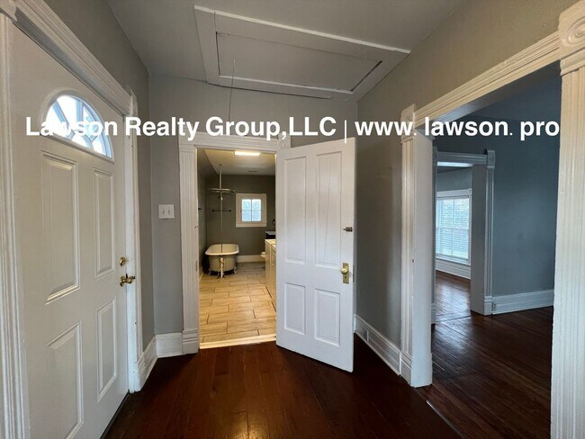 Building Photo - 360 Mountain Ave SW