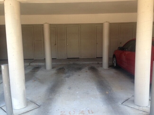 Building Photo - Charming 2BR/2BA Condo in South Congress -...