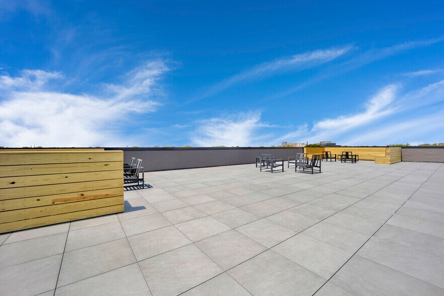 Building Photo - 4912 N Lincoln Ave