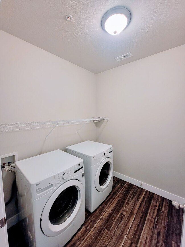 Building Photo - Gorgeous Modern Home!