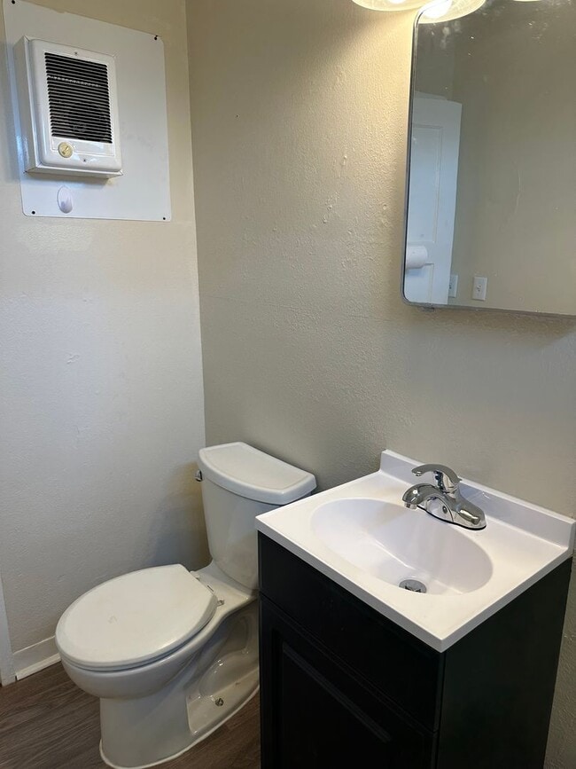 Building Photo - Charming 2 bed 1 bath house in a great nei...