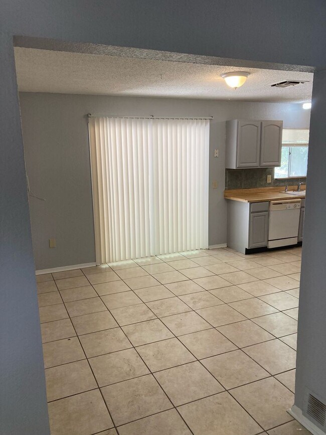 Building Photo - ZERO APPLICATION FEE FOR THIS 4BR/2BA NORTHEAST HOME