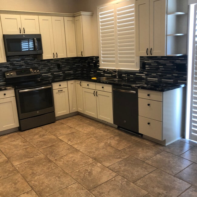 Building Photo - 3908 Cloverbrook Dr